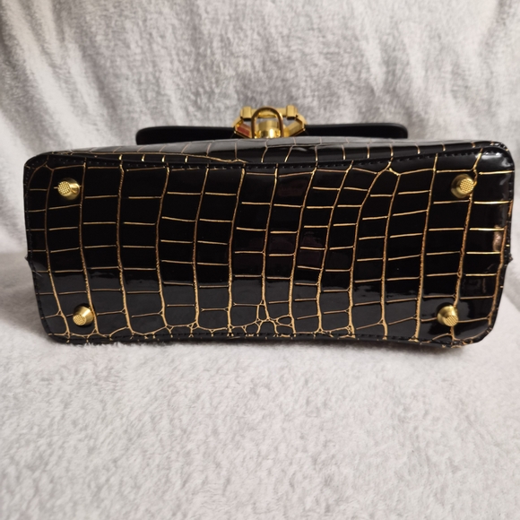 Elegant Black and Gold Croc-Embossed Handbag - Picture 8 of 11